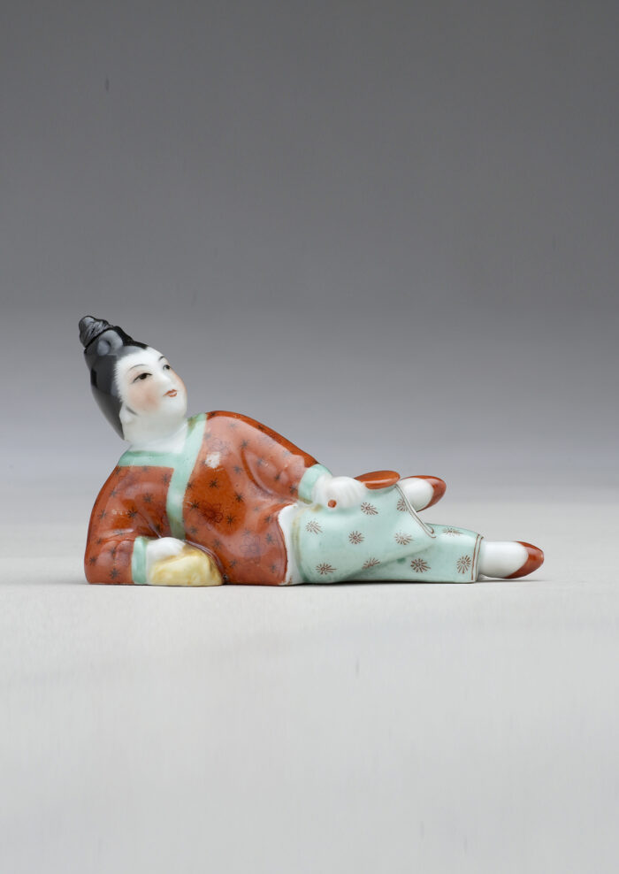 臥榻仕女鼻煙壺